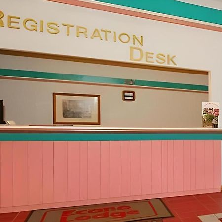 Econo Lodge Lakeshore Манистик Экстерьер фото