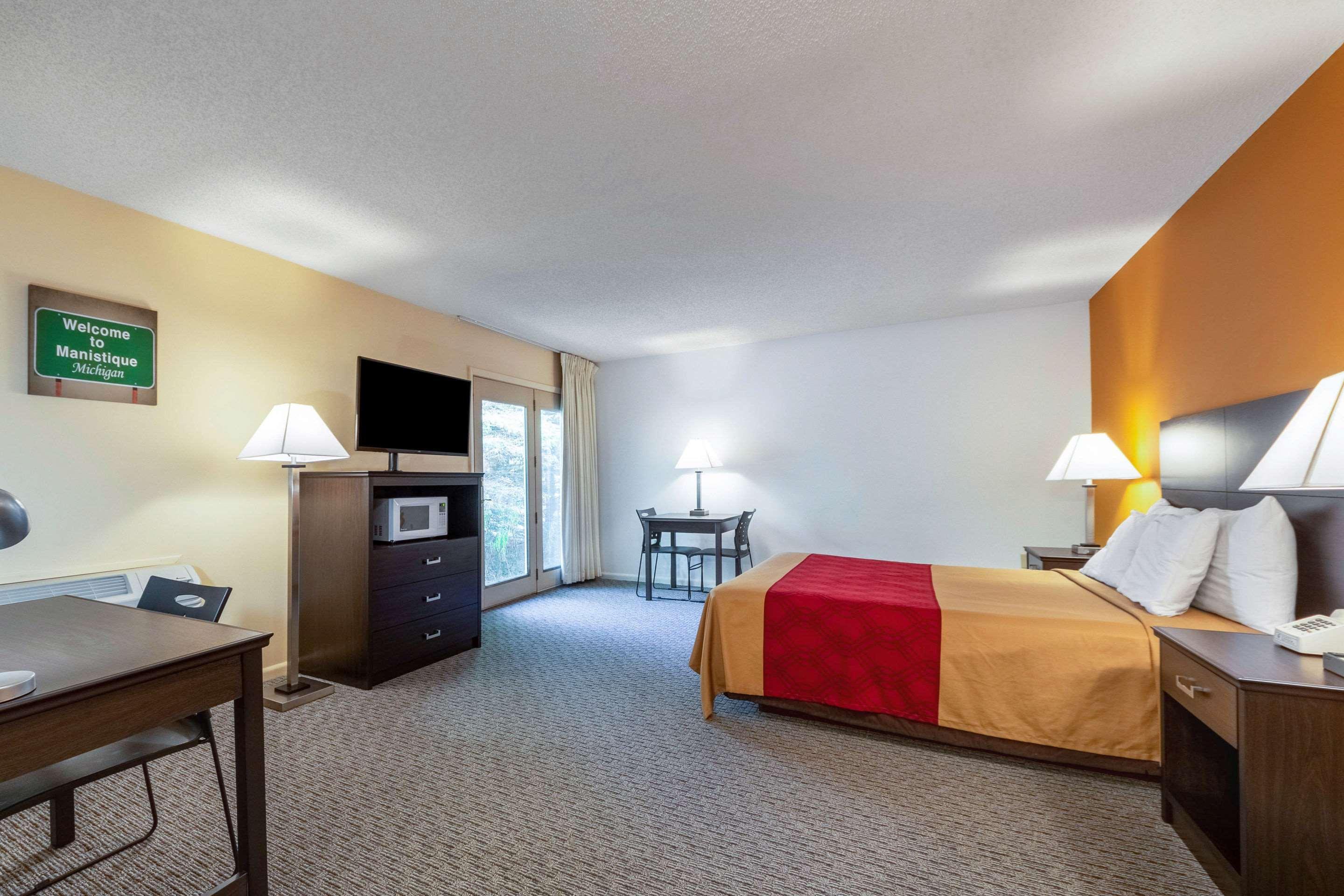 Econo Lodge Lakeshore Манистик Экстерьер фото