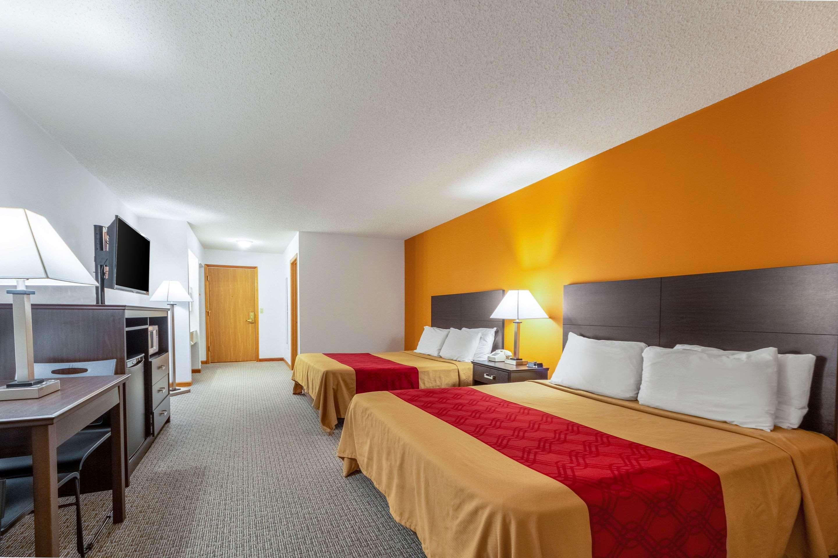 Econo Lodge Lakeshore Манистик Экстерьер фото