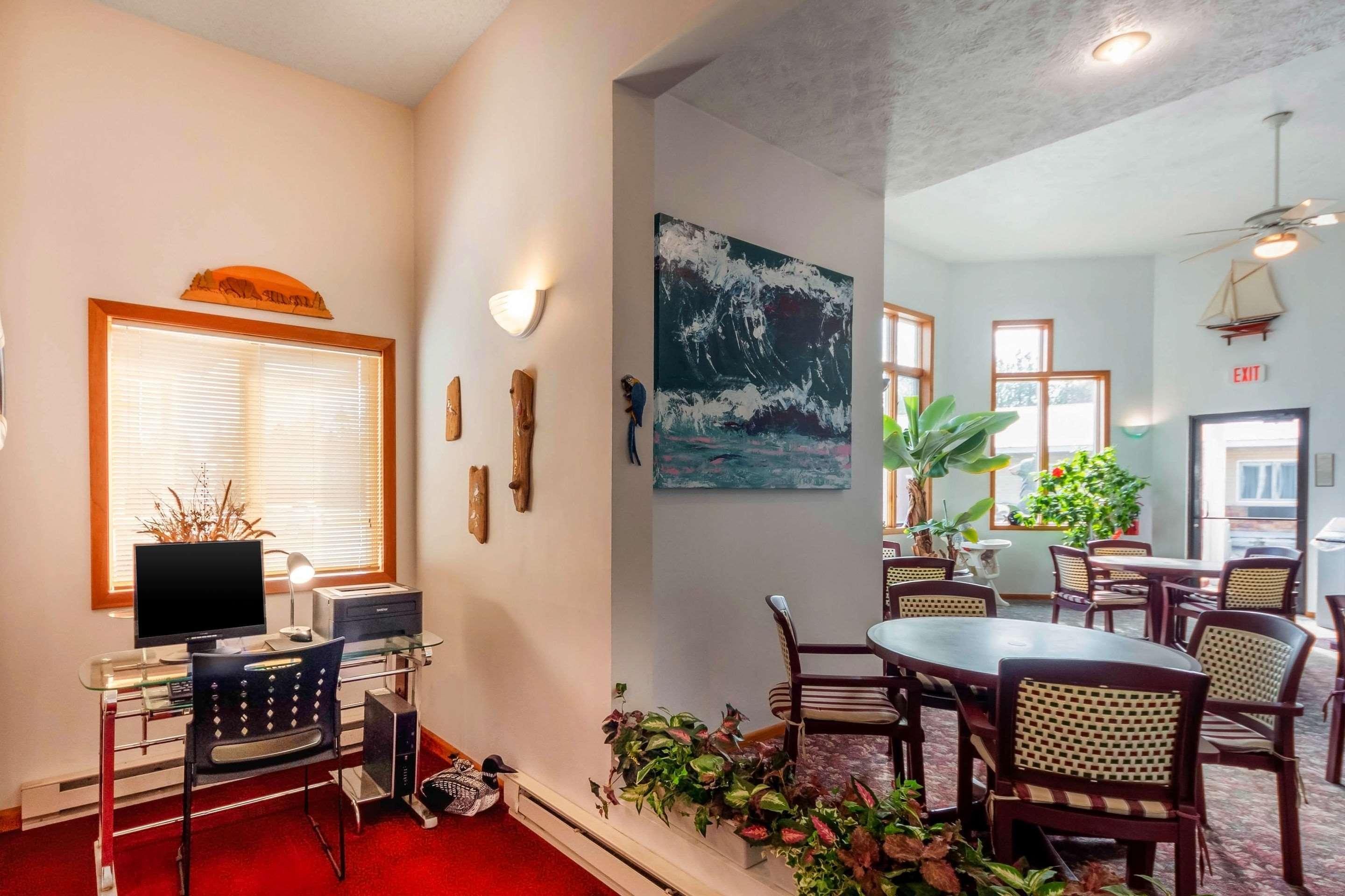 Econo Lodge Lakeshore Манистик Экстерьер фото