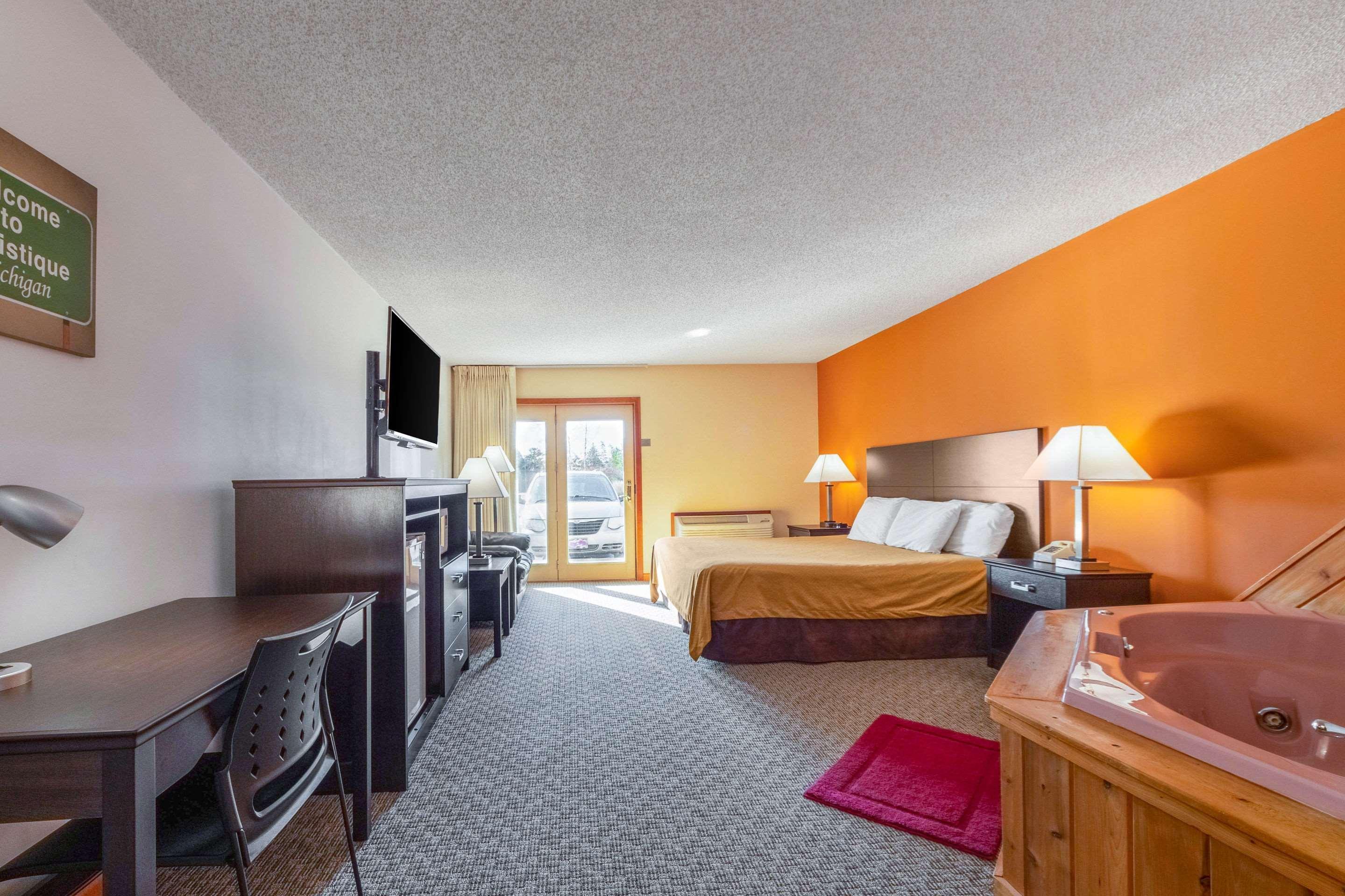Econo Lodge Lakeshore Манистик Экстерьер фото