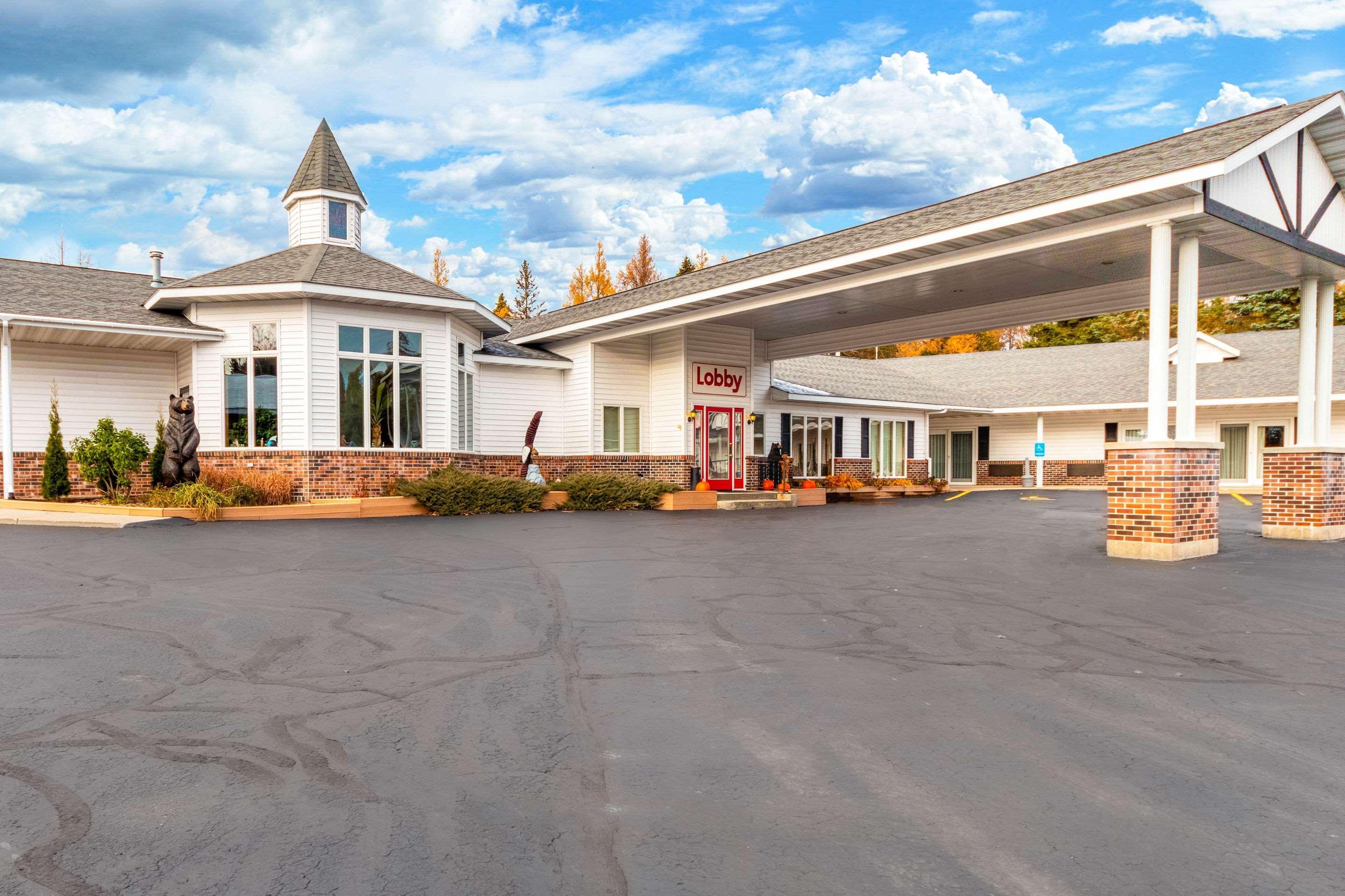 Econo Lodge Lakeshore Манистик Экстерьер фото