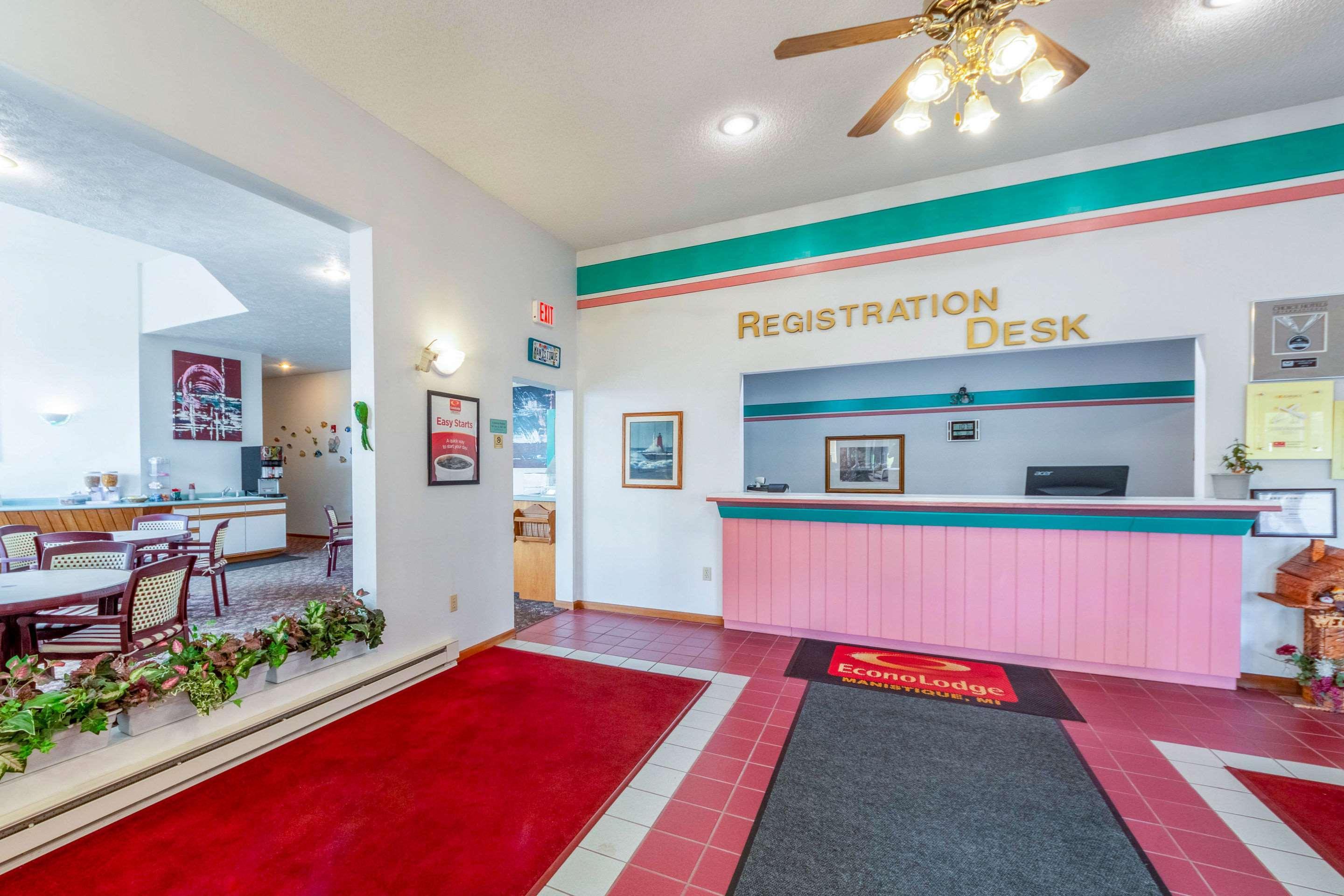 Econo Lodge Lakeshore Манистик Экстерьер фото