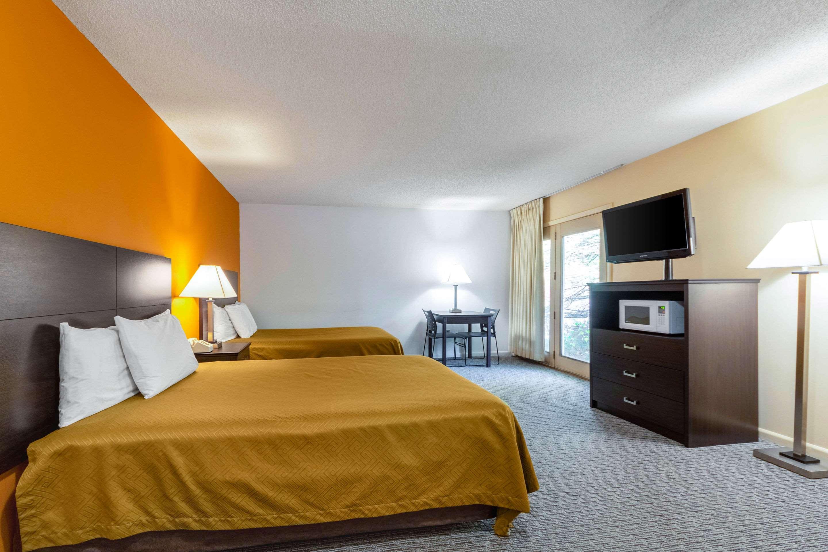 Econo Lodge Lakeshore Манистик Экстерьер фото