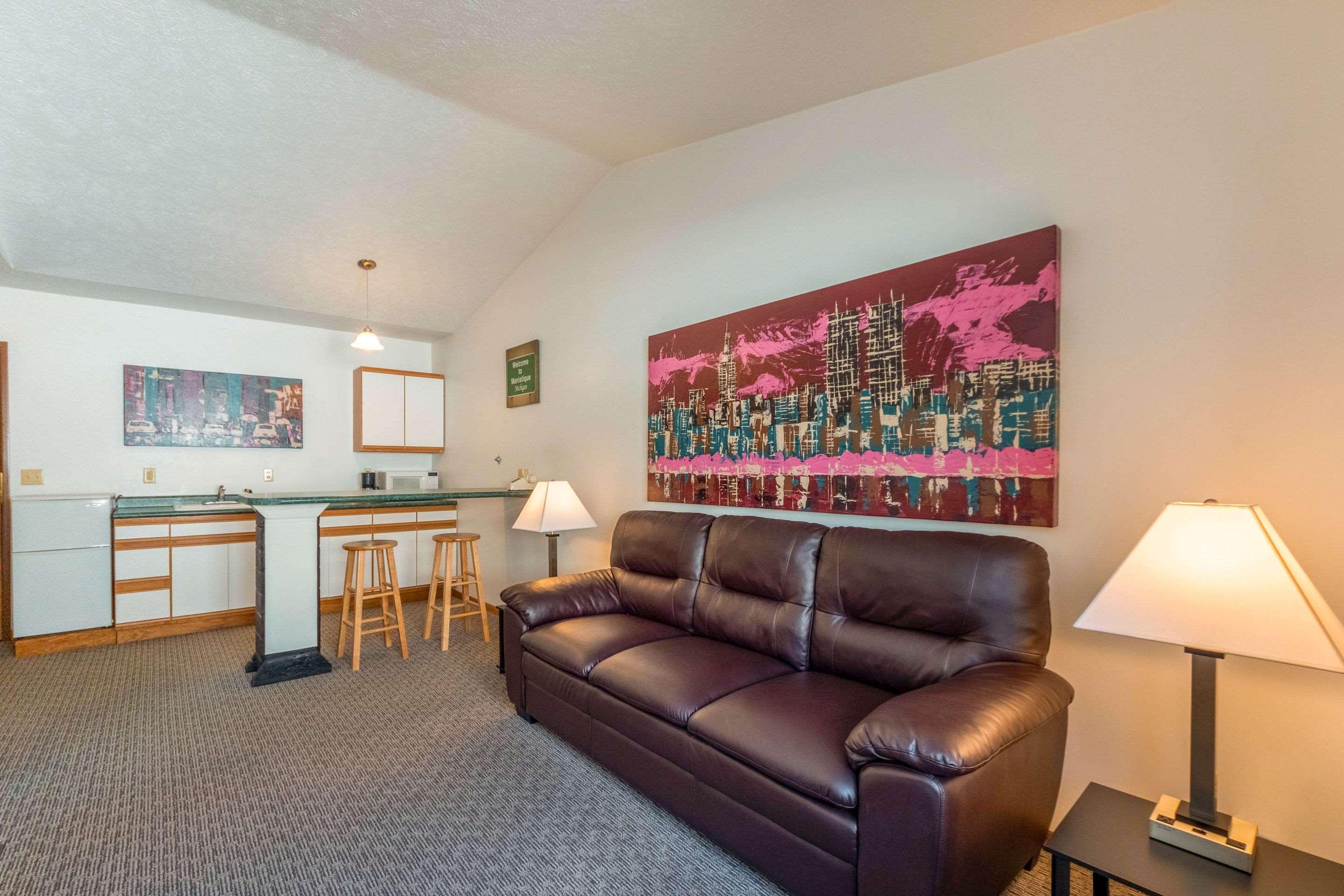 Econo Lodge Lakeshore Манистик Экстерьер фото