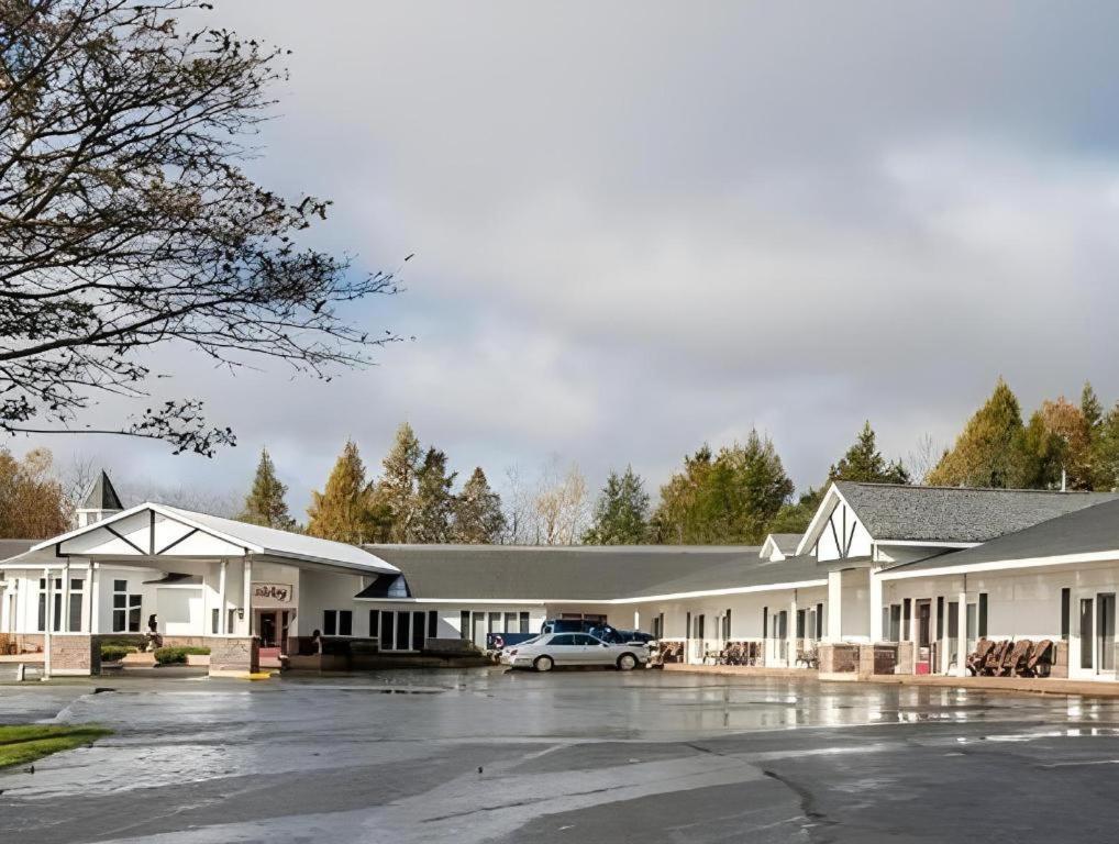 Econo Lodge Lakeshore Манистик Экстерьер фото