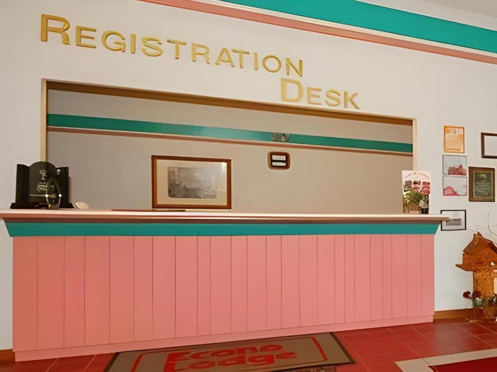 Econo Lodge Lakeshore Манистик Экстерьер фото