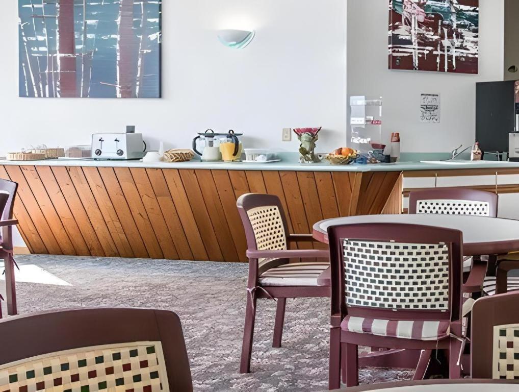 Econo Lodge Lakeshore Манистик Экстерьер фото