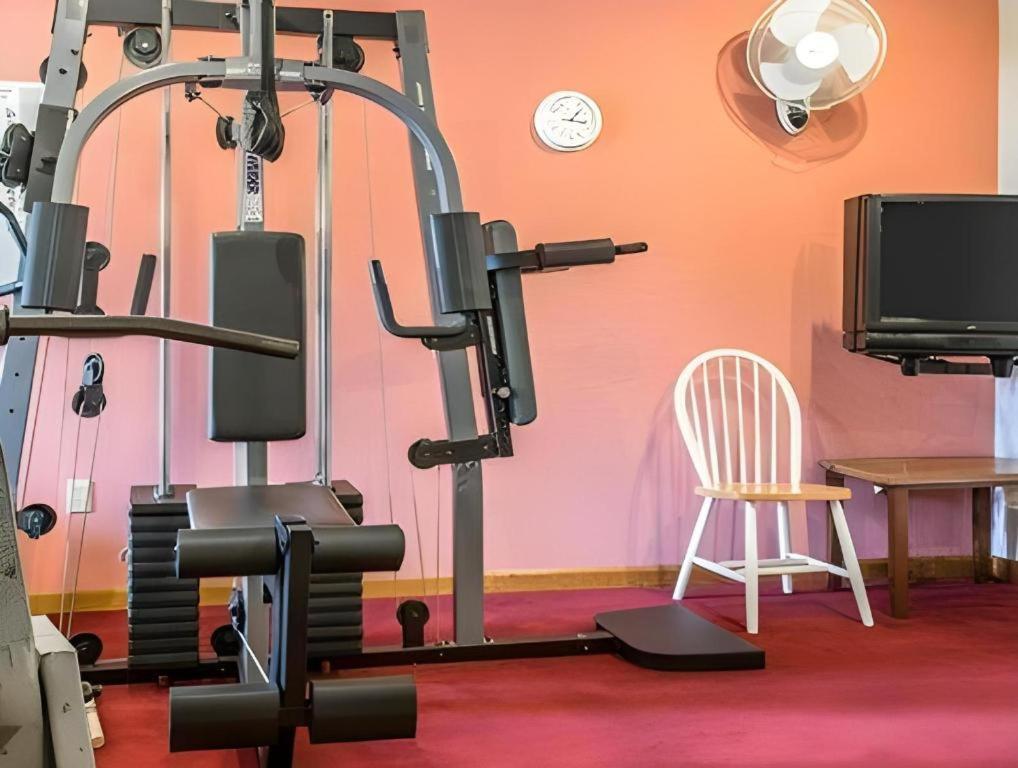 Econo Lodge Lakeshore Манистик Экстерьер фото