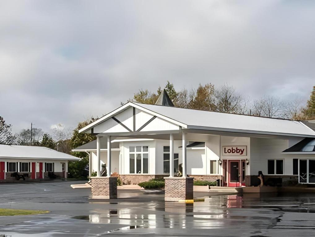 Econo Lodge Lakeshore Манистик Экстерьер фото