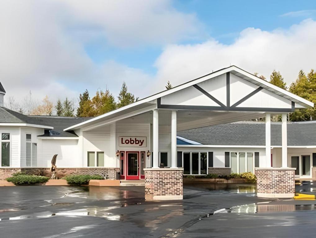 Econo Lodge Lakeshore Манистик Экстерьер фото