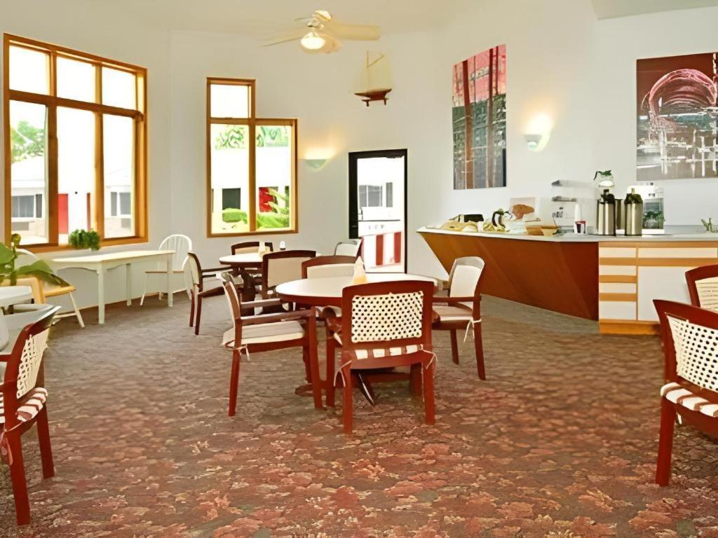Econo Lodge Lakeshore Манистик Экстерьер фото