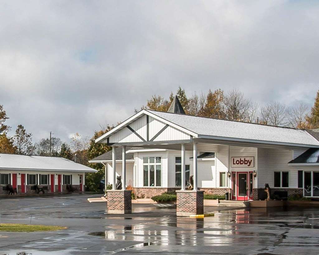 Econo Lodge Lakeshore Манистик Экстерьер фото